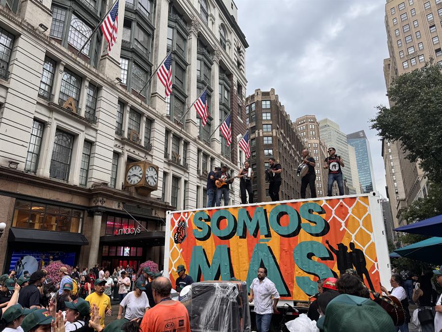 Fotografía cedida por la Red Nacional de Jornaleros (NDLON) donde aparecen decenas de inmigrantes jornaleros de varios estados mientras se manifiestan contra las medidas antiinmigantes promulgadas en Estados Unidos este jueves en Nueva York (EE.UU.). Más de quinientos inmigrantes jornaleros de varios estados se manifestaron este jueves en Nueva York contra las medidas antiinmigantes promulgadas en Estados Unidos, incluida la orden emitida por la Casa Blanca que restringe las solicitudes de asilo y que, según los asistentes, impulsan la discriminación. EFE