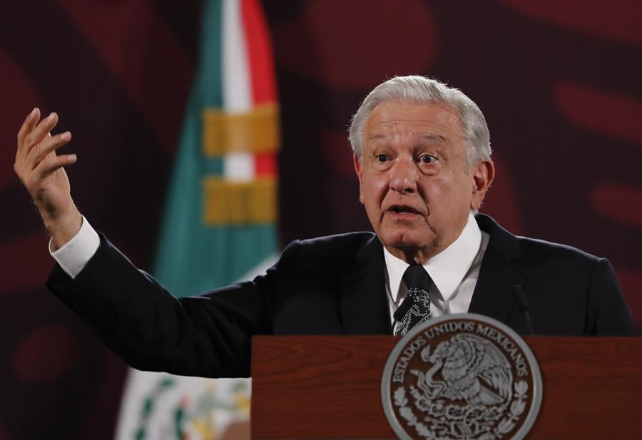 El presidente de México, Andrés Manuel López Obrador, habla este miércoles durante una rueda de prensa en el Palacio Nacional, en Ciudad de México (México). López Obrador afirmó que pese al cambio de Gobierno, seguirá la continuidad de su movimiento con la futura mandataria, Claudia Sheinbaum, por lo que no habrá un “viraje” en la forma de gobernar. EFE