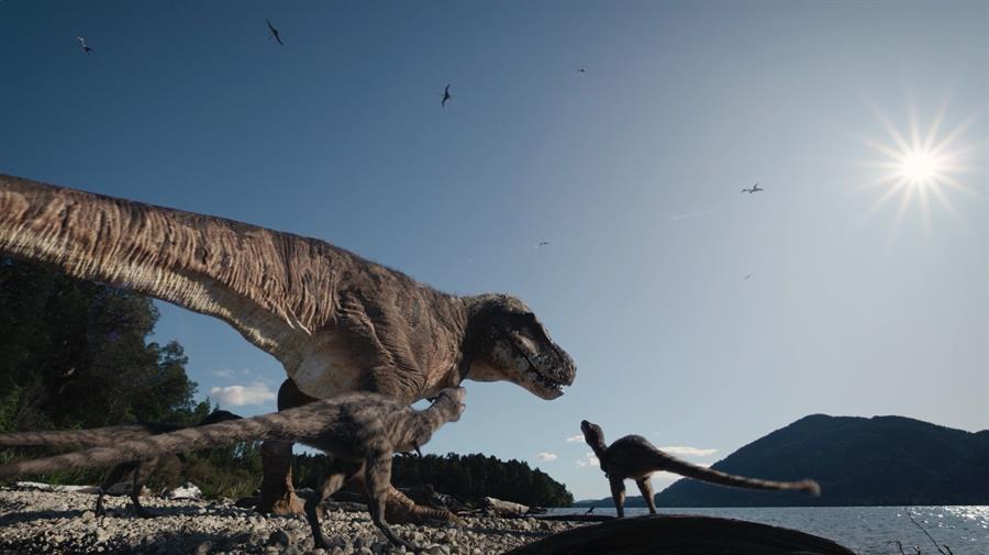 - Fotografía cedida por Giant Screen Films donde aparece una madre Tiranousario Rex y sus crías junto a un lago, especies que protagonizan el documental 'T.Rex' sobre el descubrimiento del fósil de un joven dinosaurio Tiranousario Rex (T-Rex), apodado cariñosamente Teen Rex (Adolescente Rex), que será estrenado el 21 de junio. El fósil de un joven dinosaurio Tiranousario Rex (T-Rex) descubierto por tres niños en Dakota del Norte (EE.UU.) puede permitir a los científicos responder preguntas claves sobre este dinosaurio, como cuándo y porqué se convirtió en una especie de enormes proporciones, señala a EFE el científico encargado de recuperar sus restos. EFE