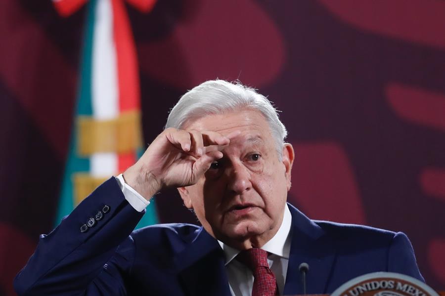 El presidente de México, Andrés Manuel López Obrador, participa en su rueda de prensa matutina este jueves, en Palacio Nacional en Ciudad de México (México). López Obrador aseguró este jueves que el hallazgo de los primeros restos humanos en la mina Pasta de Conchos, en el norteño estado de Coahuila, tras casi dos décadas del derrumbe que en 2006 dejó 65 muertos, es "apenas el inicio" del rescate. EFE