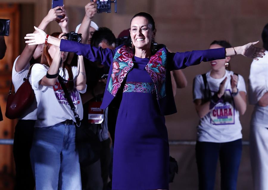 La oficialista Claudia Sheinbaum, ganadora de la elección, saluda a simpatizantes la madrugada de este lunes en la plancha del Zócalo en la Ciudad de México (México). La oficialista Claudia Sheinbaum hizo historia este lunes al convertirse en la primer mujer en ganar unas elecciones presidenciales en México tras una jornada que resultó en un triunfo que superó las altas expectativas del movimiento del presidente, Andrés Manuel López Obrador. EFE