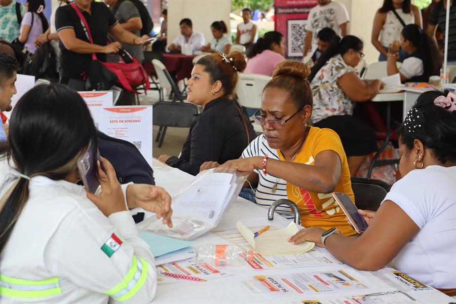 Migrantes de diferentes nacionalidades permanecen en espera de regularizar su situación migratoria este lunes, en el municipio de Tapachula en Chiapas (México). Las solicitudes de asilo han caído un 41,9 % en lo que va del año en México hasta un total de 36.860 pero los migrantes denuncian que este alivio en la frontera sur viene acompañado de trabas legales para gestionar su trámite ante la Comisión Mexicana de Ayuda a Refugiados (Comar). EFE