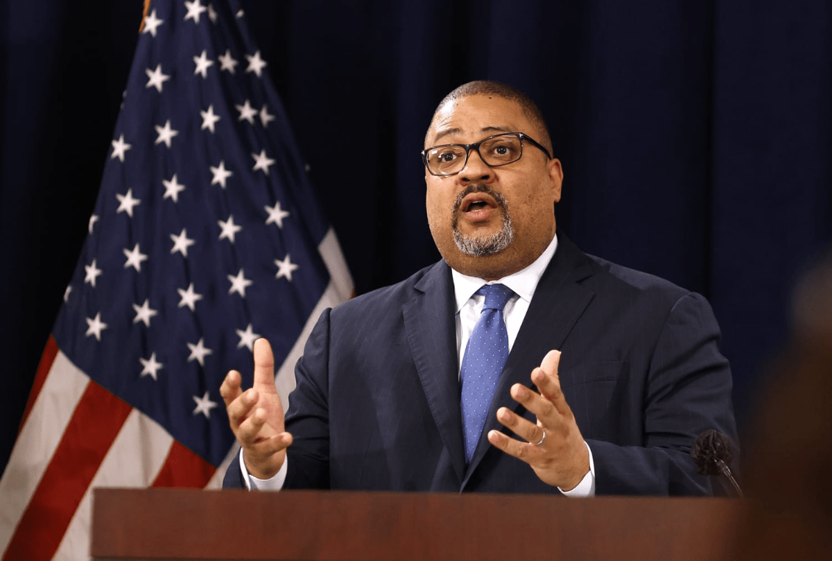 El fiscal del distrito de Manhattan (Nueva York), Alvin Bragg, ha recibido decenas de amenazas de muerte y mensajes de acoso en las tres semanas transcurridas desde que su oficina consiguiera que el expresidente Donald Trump fuera hallado culpable de 34 delitos graves por falsificación documental. EFE