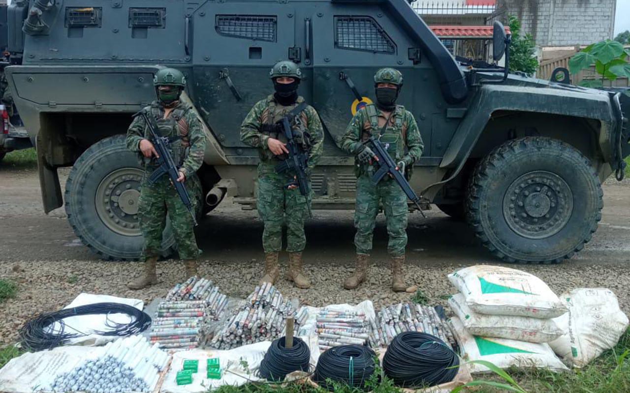 Militares decomisaron explosivos en el cantón Camilo Ponce Enríquez.