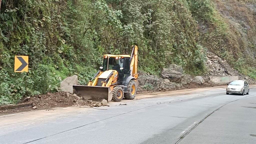 Maquinaria del MTOP trabaja en la vía Cuenca - Molleturo - El Empalme.