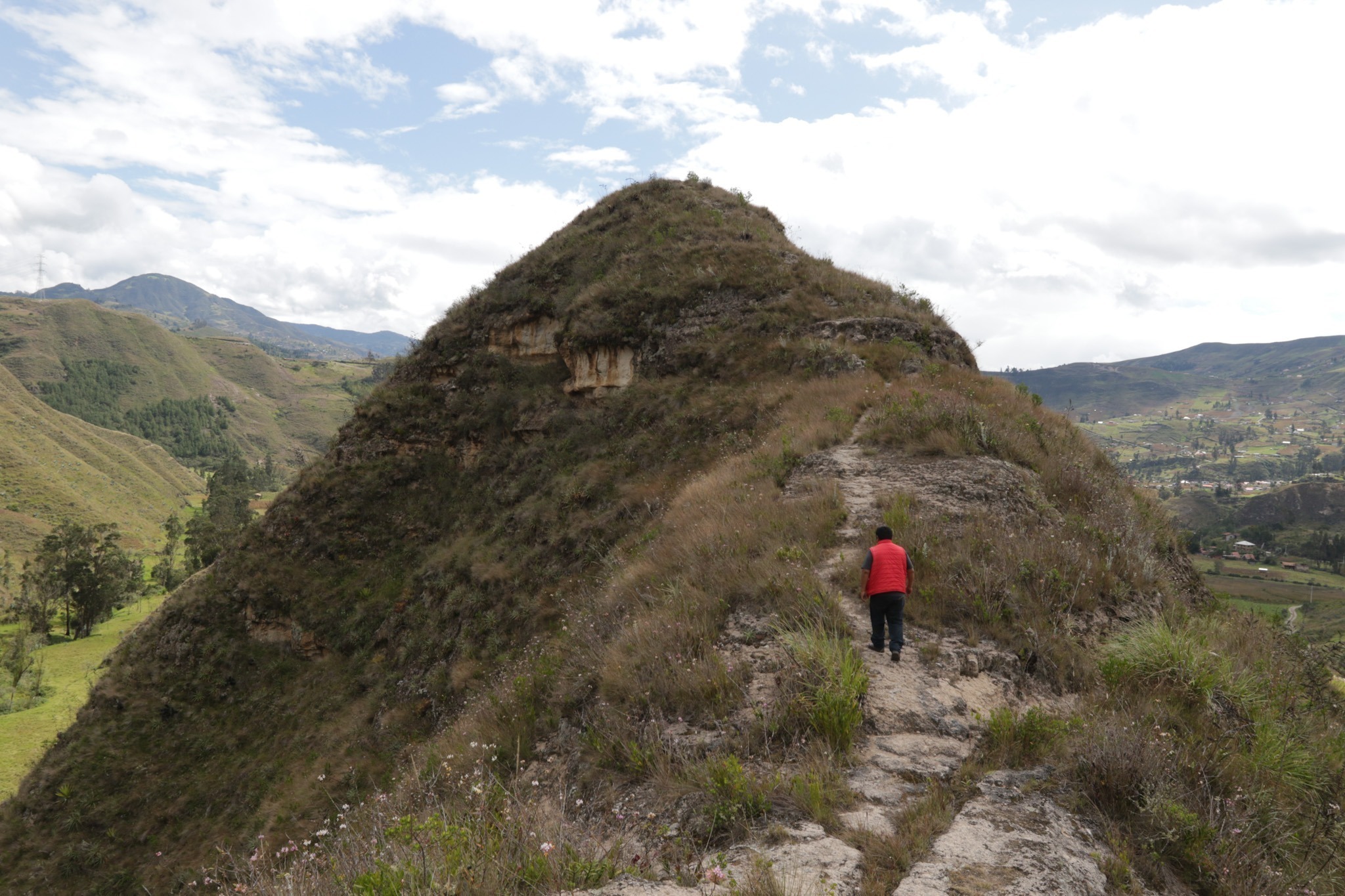 El cerro desde donde se observa a las brujas, es un mirador natural que ofrece una vista de 360 grados del sector El Pailón. XCA