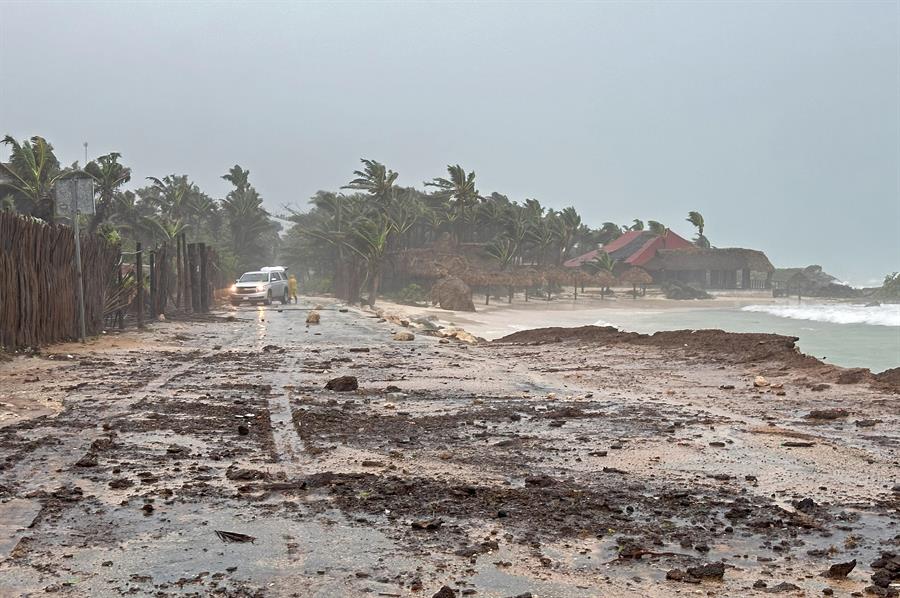 El huracán Beryl de categoría 3 en la escala Saffir-Simpson continúa aproximándose hacia la Península de Yucatán, una primera entrada a tierra que sucederá en las costas del estado de Quintana Roo, en el Caribe mexicano, informó en los primeros minutos de este viernes el Servicio Meteorológico Nacional (SMN) de México. EFE