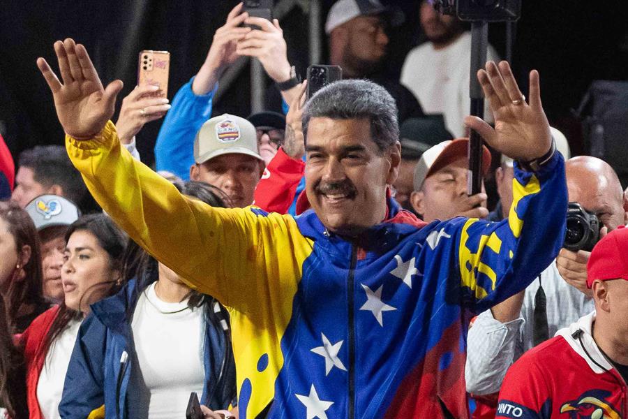 El presidente de Venezuela, Nicolás Maduro, celebra tras conocer los resultados de las elecciones presidenciales este lunes, en Caracas (Venezuela). Maduro, en el poder desde 2013, pidió este domingo "respeto a la voluntad popular" tras ser proclamado como mandatario reelecto, luego de unos comicios en los que compitió contra nueve contendientes, entre ellos el abanderado de la oposición mayoritaria, Edmundo González Urrutia. EFE