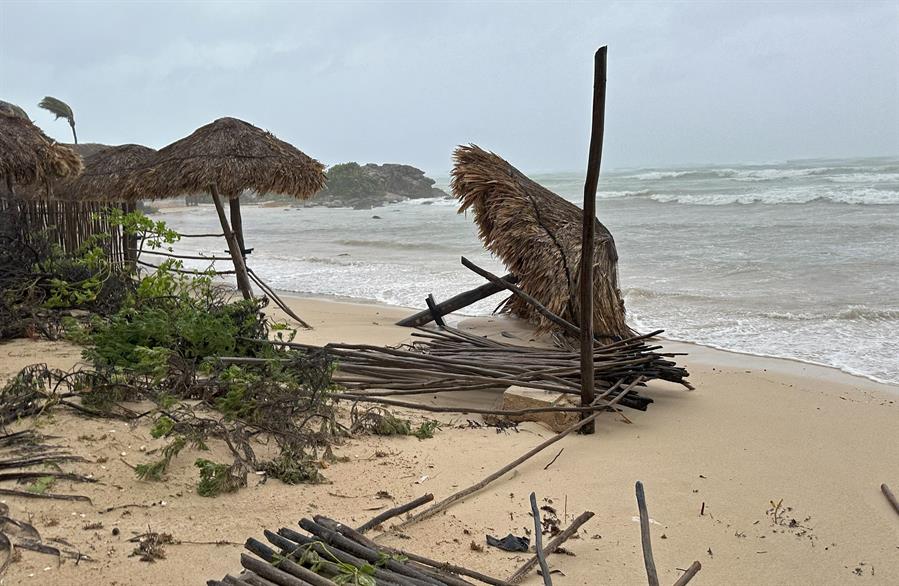 Beryl, que en la madrugada del lunes tocó tierra como un ciclón de categoría 1 en la escala Saffir-Simpson, descarga potentes lluvias en el sureste del estado, donde además se registran fuertes vientos. EFE
