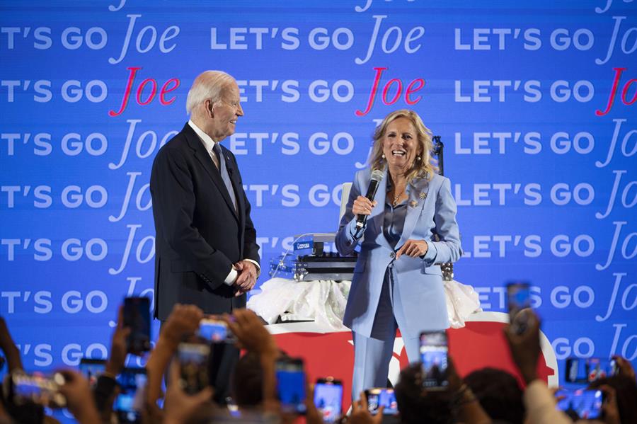 La familia del presidente estadounidense, Joe Biden, lo animó a continuar con su campaña para la reelección, pese a que algunas voces del Partido Demócrata le instan a retirarse tras su débil actuación en el debate. EFE
