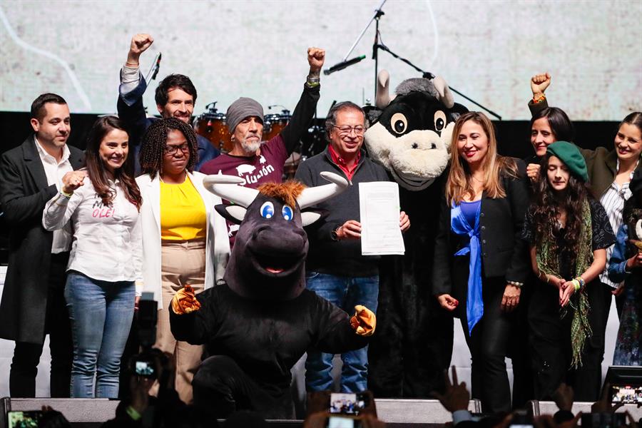 El presidente de Colombia, Gustavo Petro (c), sostiene el documento en el que sanciona la ley que prohíbe las corridas de toros este lunes, durante una ceremonia en la Plaza de Toros La Santamaría en Bogotá (Colombia). El Gobierno colombiano sancionó la ley ‘No más olé’, que prohíbe las corridas de toros en el país a partir de 2027 y que fue aprobada por el Congreso en mayo pasado, una iniciativa que, según denuncian los defensores de la tauromaquia, afectará a la economía y el empleo de las personas que viven de esta actividad. EFE