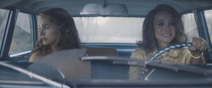 Escena de 'La dama del lago', un thriller de investigación con Natalie Portman (d), como protagonista y productora ejecutiva, ambientado en los años 60 del siglo XX que aborda problemáticas de racismo y sexismo, y llega a las pantallas el próximo 19 de julio. EFE