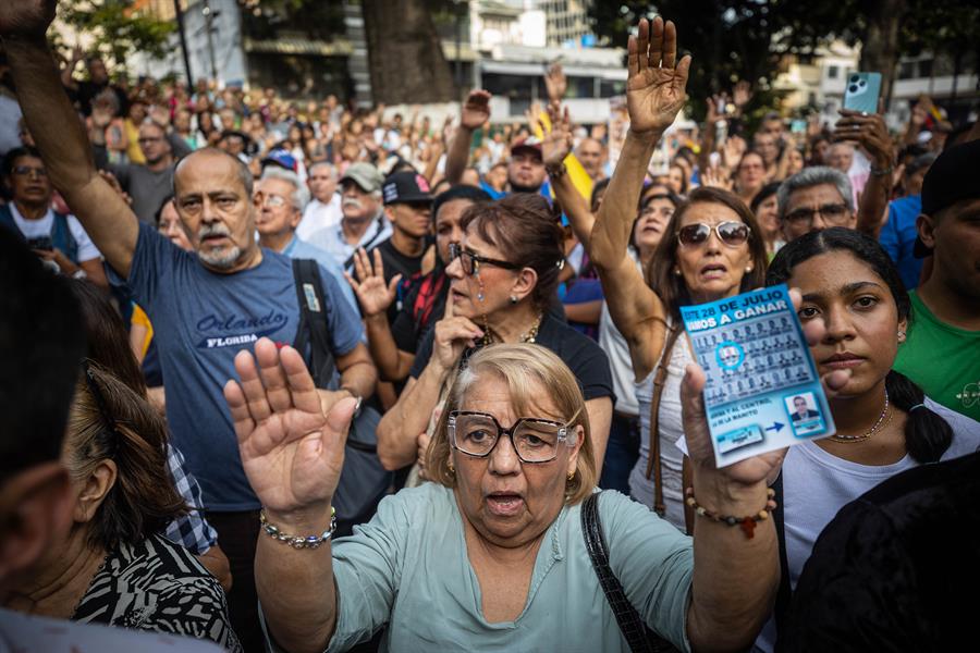 a oposición mayoritaria de Venezuela celebró este domingo, a una semana de las presidenciales, encuentros religiosos en Caracas y varias regiones del país en apoyo a la candidatura de Edmundo González Urrutia y para pedir por "la libertad" de la nación caribeña y el fin de "tanta oscuridad". En Caracas, el candidato de la Plataforma Unitaria Democrática (PUD), acompañado de su familia y de la líder opositora María Corina Machado, encabezó un acto en una plaza de Caracas al que asistieron decenas de sus seguidores, algunos de los cuales leyeron, con un micrófono, frases cortas con peticiones a Dios. EFE