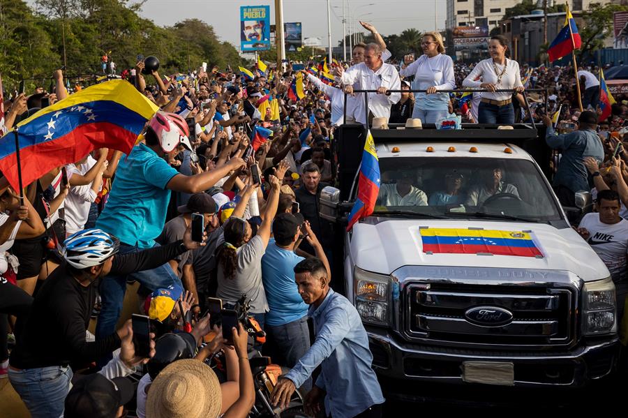El candidato a la presidencia de Venezuela Edmundo González Urrutia (c), durante un acto de campaña con la líder opositora María Corina Machado, el 10 julio de 2024, en Puerto La Cruz (Venezuela). La campaña presidencial de Venezuela para las elecciones del 28 de julio completó este jueves una primera semana cargada de mítines masivos, así como de acusaciones sobre ventajismo y supuestos planes violentos, con el candidato a la reelección, Nicolás Maduro, y el opositor Edmundo González Urrutia en el centro de las diatribas. EFE