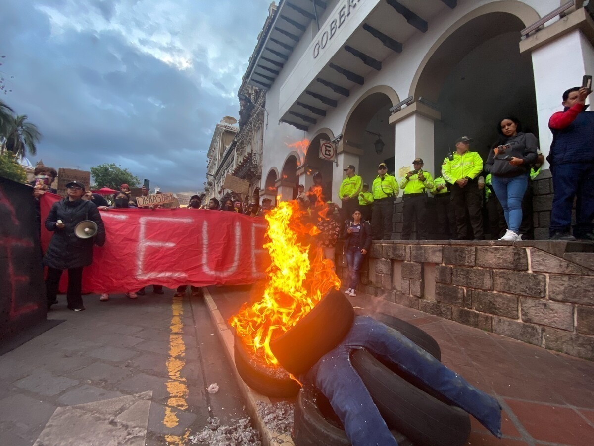 Trabajadores y estudiantes protestas contra el Gobierno Nacional por el incremento del precio de la gasolina.