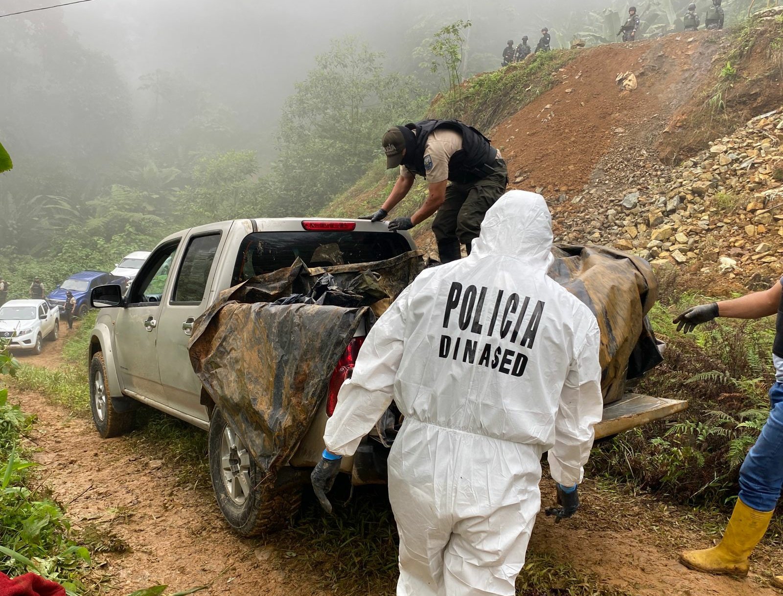 Tras intervención en zonas mineras de la Ponce Enríquez se encontró tres cadáveres. IVM