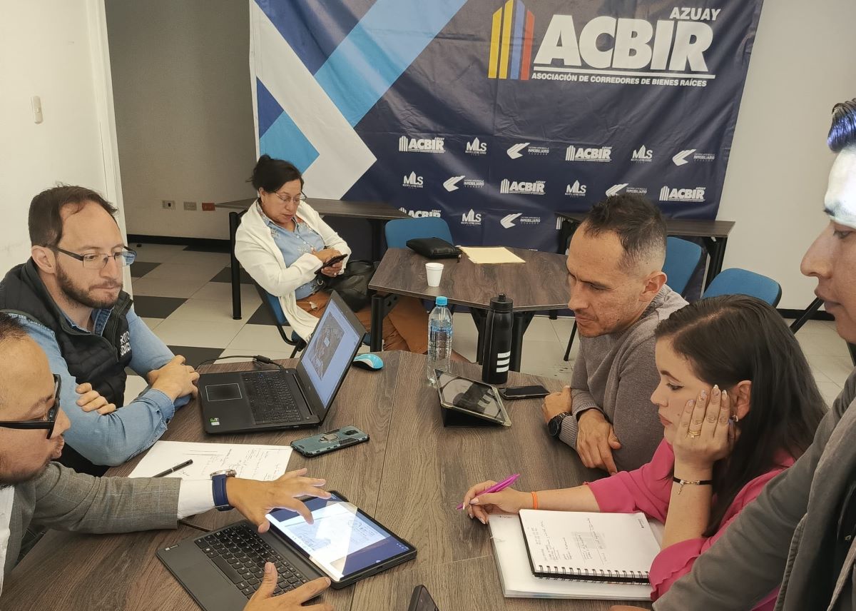 ACBIR Azuay lanza la primera carrera de Técnico Superior en Bienes Raíces a escala nacional como una alternativa a las carreras tradicionales.