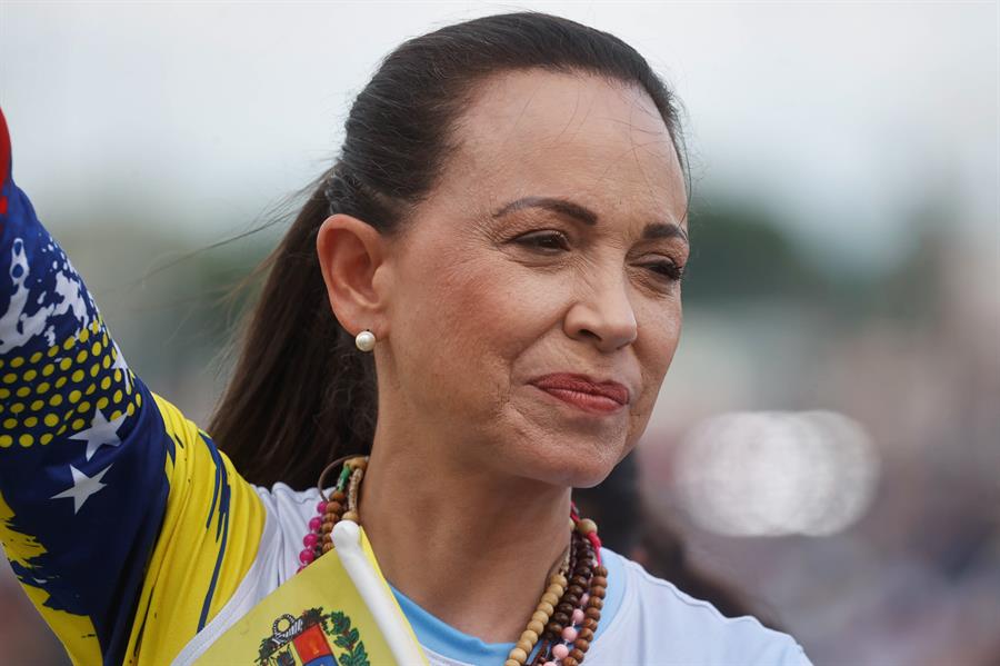 La líder opositora de Venezuela María Corina Machado denunció que, durante la madrugada, fue víctima de un atentado perpetrado contra ella y su equipo. EFE