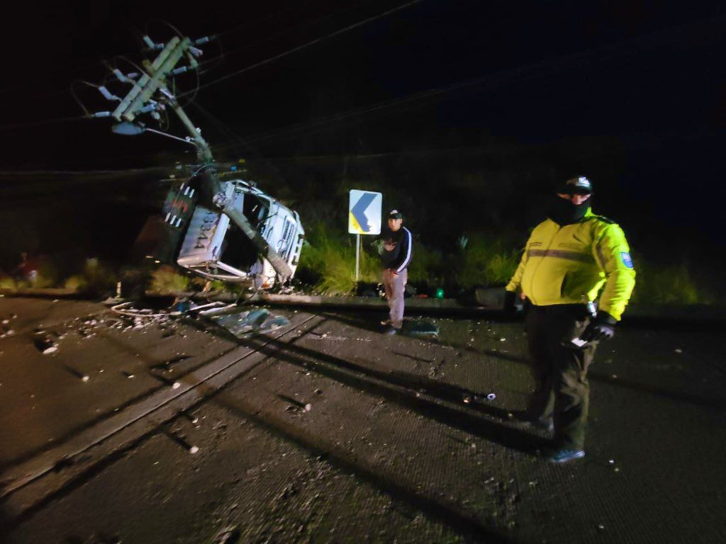 El camión quedó a un costado de la vía en el sector La Paz, en el cantón Nabón.