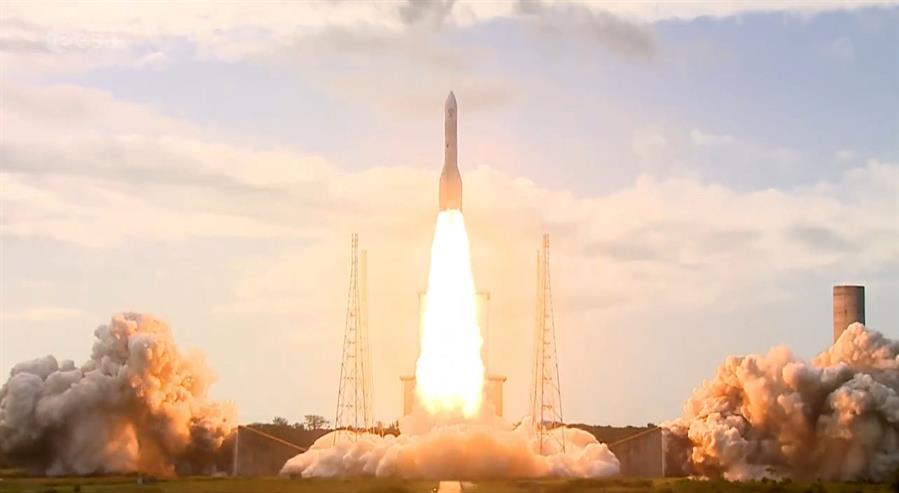 El nuevo cohete Ariane 6 despegó hoy en la Guayana Francesa desde el puerto espacial de Kurú a las 16.00 hora local (19.00 GMT) en su vuelo inaugural, con el que Europa recupera su autonomía de lanzamiento al espacio. Esta primera misión servirá para probar el lanzador, que transporta entre su carga al dispensador de satélites RAMI, de la empresa gallega UARX Space, un cubesat de la Universidad Politécnica de Cataluña o el experimento CURIE de la Nasa. EFE
