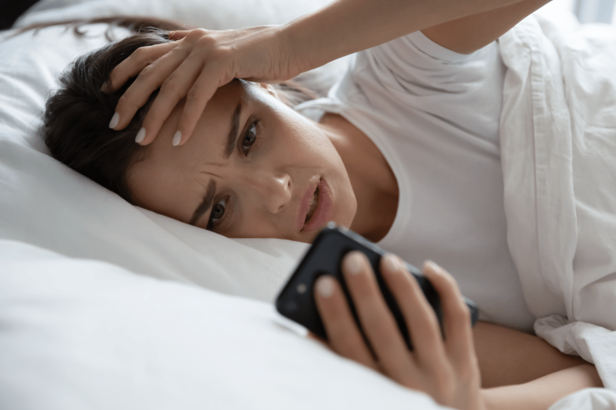 El uso del celular al despertar se ha convertido en un hábito común entre las personas, sin embargo, pocos consideran los efectos negativos que puede tener en la salud.