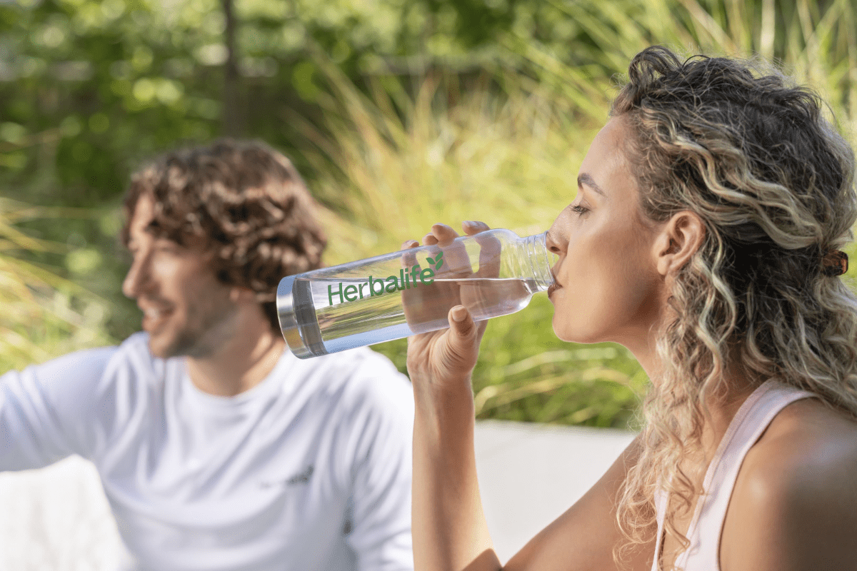 Si bien beber suficiente agua es primordial para todas las personas, es especialmente importante para quienes practican deporte diariamente.