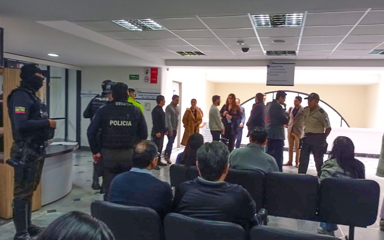 Ambiente en la sala luego de la audiencia en la que se dio el nombre del sentenciado por el asesinato de José Andrés Vintimilla B.
