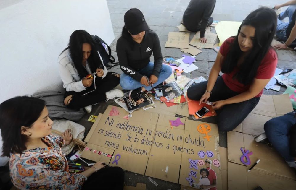 Estudiantes previo a una marcha contra la violencia y acoso en las universidades.