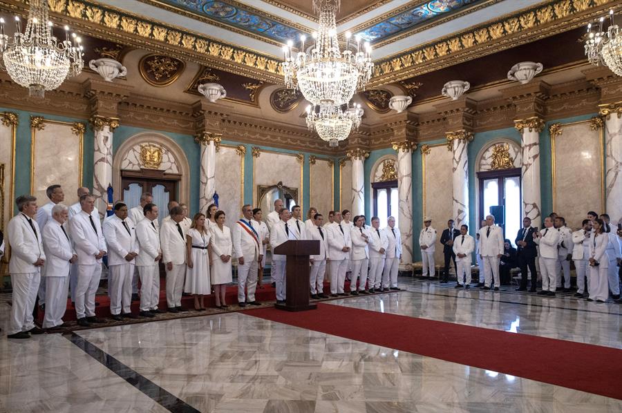 El canciller dominicano, Roberto Álvarez, lee una declaración junto al presidente de República Dominicana, Luis Abinader, y los invitados a la investidura de Abinader, este viernes en el Teatro Nacional, en Santo Domingo (República Dominicana). Veintidós países y la Unión Europea solicitaron este viernes la "inmediata publicación de todas las actas originales" de las elecciones del 28 de julio en Venezuela y la verificación "imparcial e independiente" de los resultados de esos comicios, en los que el Consejo Nacional Electoral dio como ganador a Nicolás Maduro, de acuerdo con una declaración suscrita en Santo Domingo. EFE