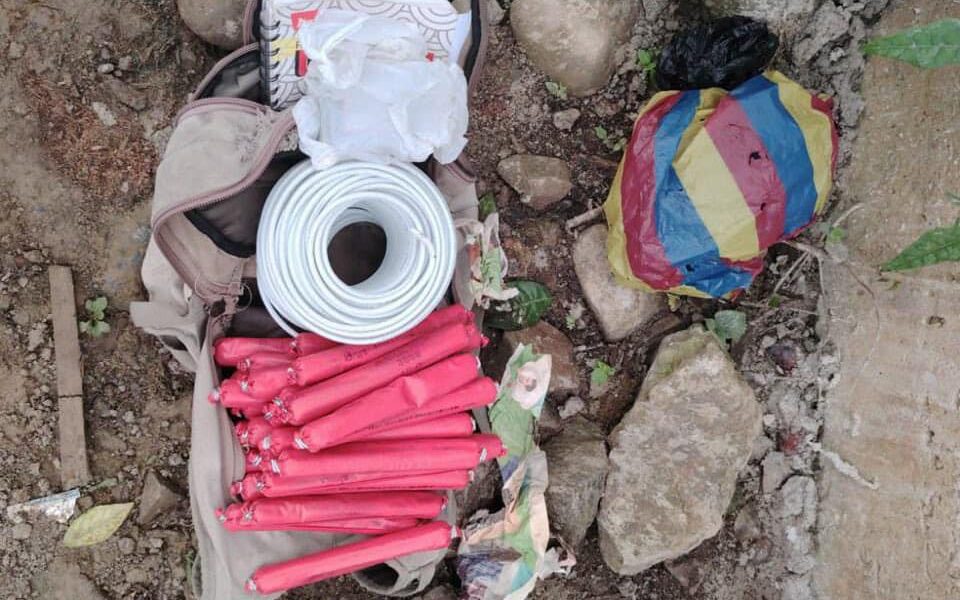 Militares detuvieron a una persona y decomisaron explosivos, una libreta con información de cobro de vacunas y una motocicleta, en Camilo Ponce Enríquez.