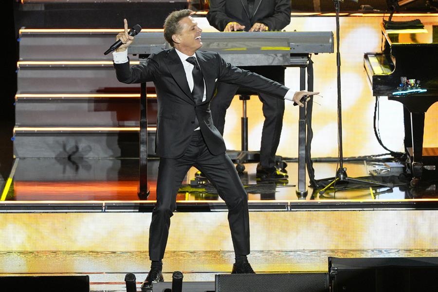 El cantante mexicano Luis Miguel, durante el concierto del Starlite Occident Festival ofrecido este miércoles en la localidad malagueña de Marbella. EFE