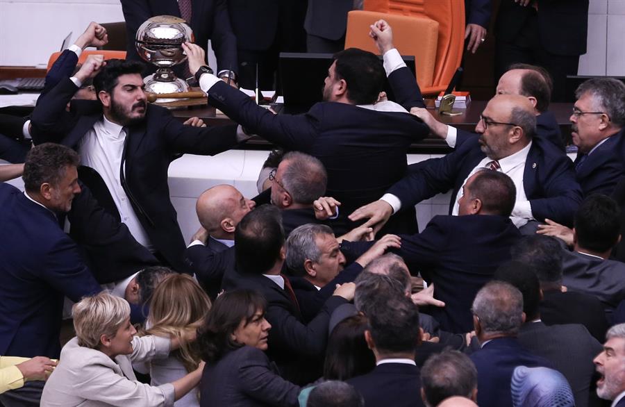 Un debate en el Parlamento de Turquía sobre el exdiputado Can Atalay, en prisión tras ser destituido por una sentencia judicial declarada luego nula por el Constitucional, derivó este viernes en una pelea a puñetazos con al menos una diputada herida.