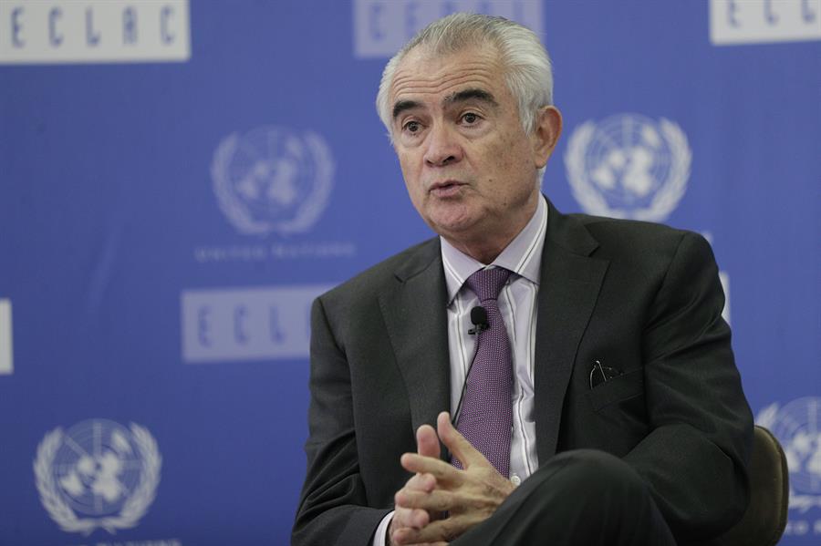 El secretario ejecutivo de la Comisión Económica para América Latina y el Caribe (Cepal), José Manuel Salazar-Xirinachs. Latinoamérica acaba de completar la peor etapa de crecimiento desde la "década perdida" de 1980, con una tasa promedio del 0,9 % entre 2015 y 2024, y podría perder una tercera si no realiza profundos cambios estructurales, alertó a EFE Salazar-Xirinachs. EFE