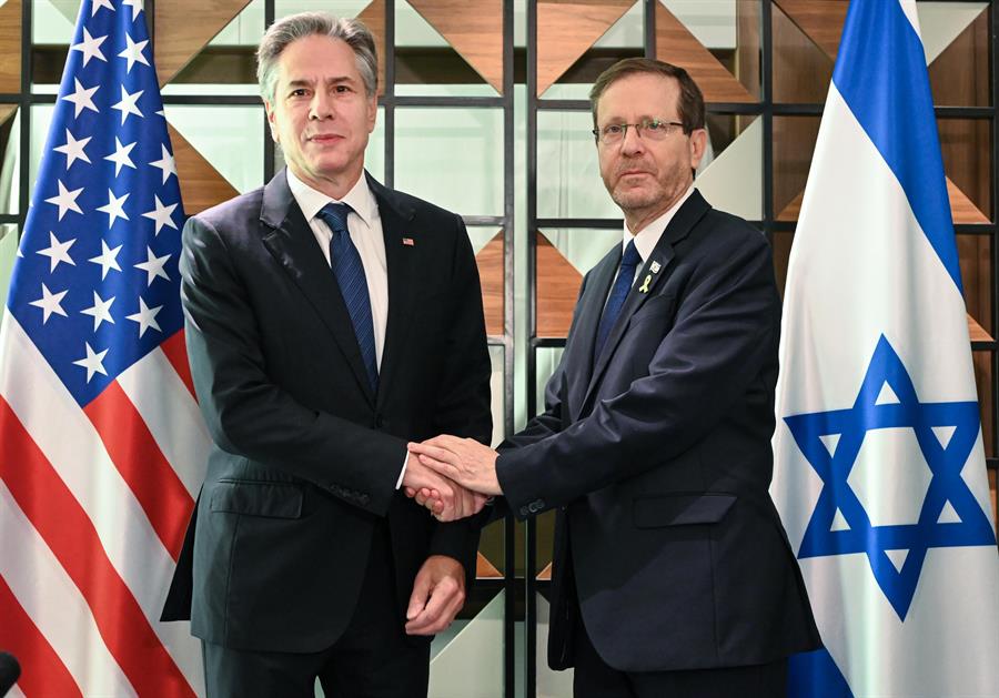 Fotografía facilitada por la Oficina del Gobierno de Israel (GPO) que muestra al presidente israelí, Isaac Herzog (d), durante una reunión con el secretario de Estado estadounidense, Antony Blinken, en Tel Aviv, Israel, el 19 de agosto de 2024. Blinken llegó a Israel para discutir un acuerdo de alto el fuego en la guerra de Gaza.EFE