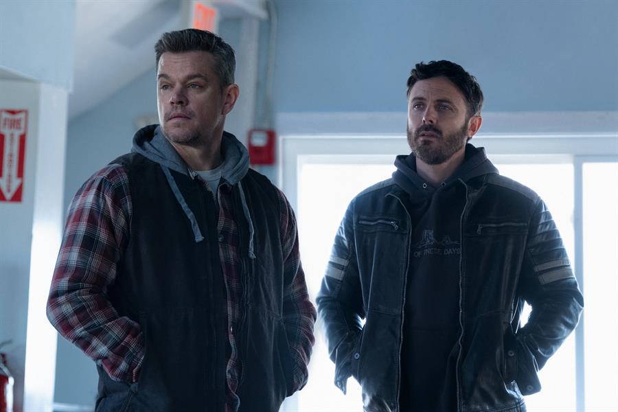 Fotograma cedido por Apple TV donde aparecen Matt Damon (i) como Rory y Casey Affleck (d) como Cobby, durante una escena de la película 'The Instigators' que se estrena este viernes en esta plataforma de transmisión. Matt Damon y Casey Affleck detallan su "intensa" amistad de más de cuatro décadas en 'The Instigators', una producción desarrollada por la argentina Luciana Barroso, esposa del primero, que fue posible gracias a esa perdurable relación entre ambos actores estadounidenses, según dijeron en entrevista con EFE. EFE