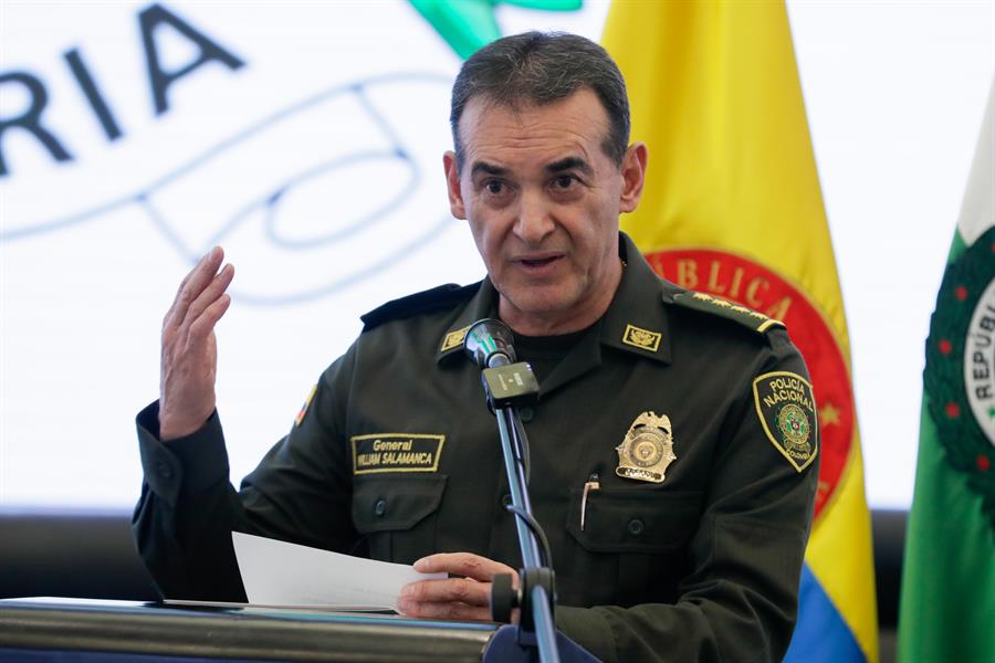 El director general de la Policía Nacional de Colombia, General William René Salamanca Ramírez, habla este viernes durante una rueda de prensa en Bogotá (Colombia). El Gobierno y las fuerzas de seguridad de Colombia encendieron este viernes todas las alarmas tras conocerse que se descubrió una maqueta del Palacio de Justicia junto a explosivos que podría apuntar a un posible atentado contra la sede judicial, lo que motivó a incrementar la seguridad en las instalaciones aunque por el momento no ha trascendido más información del caso. EFE