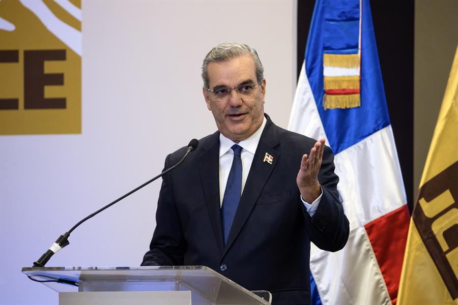 Luis Abinader asumirá este viernes su segundo y último periodo de Gobierno tras lograr la reelección en mayo pasado, y lo hará con la vista puesta en una reforma constitucional, criticada por muchos, y una reforma fiscal, postergada durante años. A solo horas de conocerse los resultados de las elecciones de mayo, Abinader, del Partido Revolucionario Moderno (PRM, liberal y progresista), anunció su intención de cambiar la Constitución, la cual sería la cuarta reforma de este siglo, y todo indica que lo hará. EFE