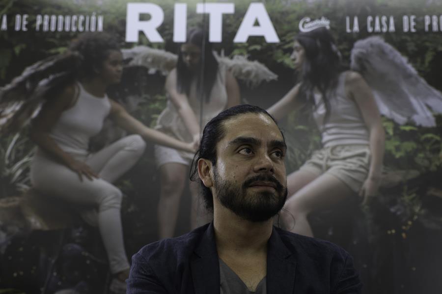 El director de cine Jayro Bustamante habla en una entrevista con EFE este lunes, en Ciudad de Guatemala (Guatemala). Bustamante estrena este miércoles su nuevo filme, 'Rita', donde por medio de la fantasía y la magia expone la vulnerabilidad que sufre la niñez en Centroamérica, en un largometraje que contó con amplios desafíos para rodarse durante la pandemia. EFE