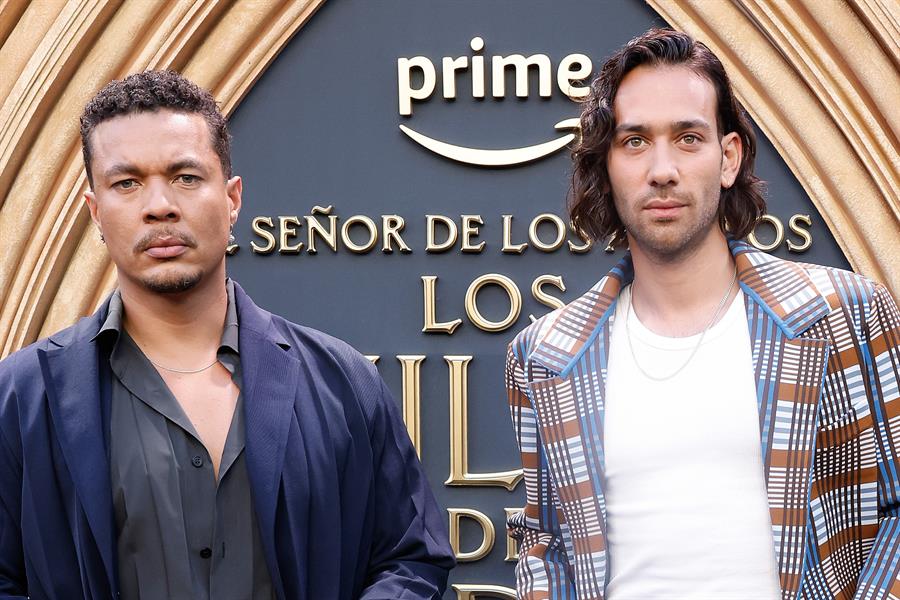 Los actores Maxim Baldry (d) e Ismael Cruz Córdoba (i) posan para la Agencia EFE con motivo de la segunda temporada de la serie de Prime 'El señor de los Anillos. El poder del Anillo'. EFE