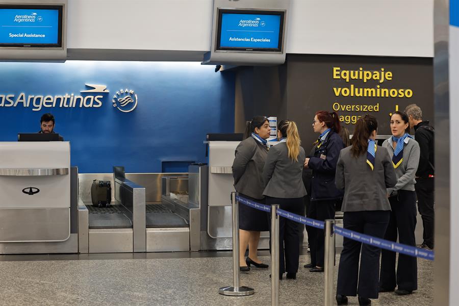 Los reclamos salariales de la Asociación de Pilotos de Líneas Aéreas y la Asociación Argentina de Aeronavegantes generaron este jueves alteraciones en la programación de vuelos en varios aeropuertos del país, entre ellos los dos con más tráfico: el Internacional Ministro Pistarini (Ezeiza) y el Aeroparque Jorge Newbery (Buenos Aires). Los trabajadores han protagonizado varias jornadas de protesta, durante las cuales hubo "supuestas asambleas informativas" que, según la compañía Aerolíneas Argentinas, la de bandera del país suramericano, fueron "paros encubiertos". EFE