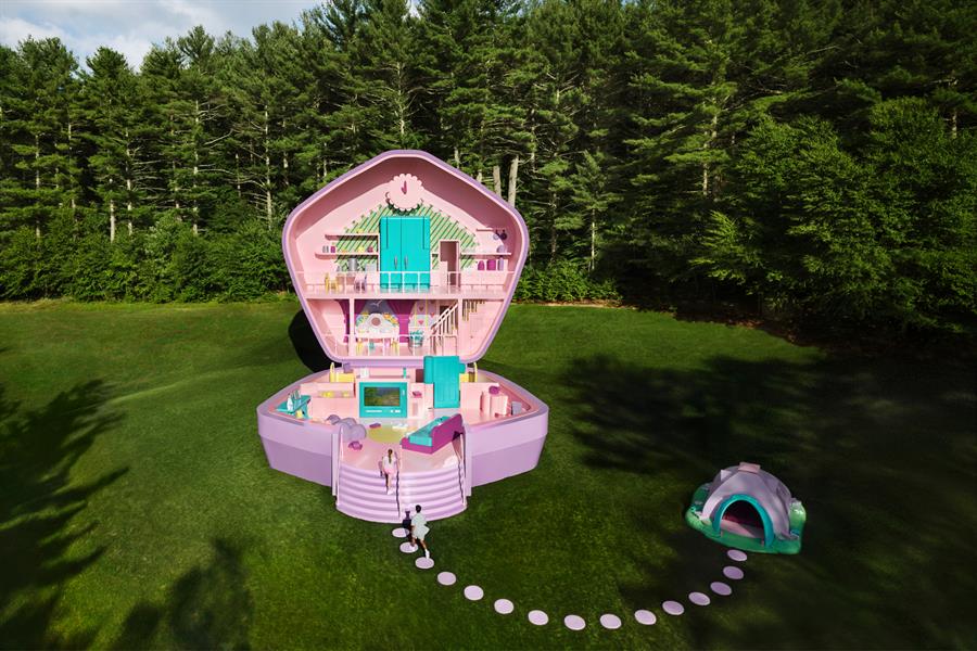 Fotografía cedida por Airbnb de la casa de la icónica muñeca Polly Pocket en tamaño real dispuesta como alojamiento a través de la plataforma Airbnb, en la localidad de Littleton en Massachusetts (EE.UU.). La casa en forma de una estuche de Polly Pocket, la icónica muñeca de la década de 1990 de la empresa Mattel, existe ahora en tamaño real en Massachusetts (EE.UU.) y convertida en alojamiento a través de la plataforma Airbnb, con motivo de la celebración de los 35 años del juguete. EFE