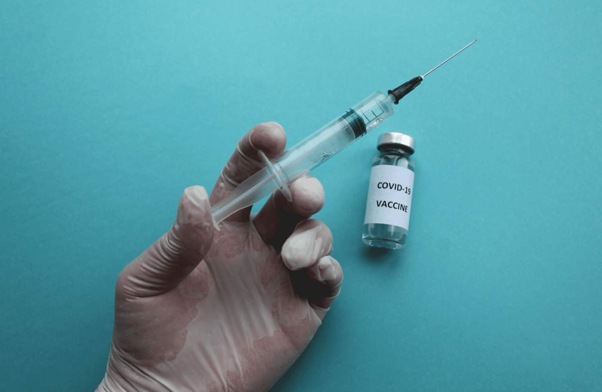 La fase de emergencia de la pandemia de COVID-19 ha concluido, pero el virus sigue propagándose y poniendo en peligro la vida las personas