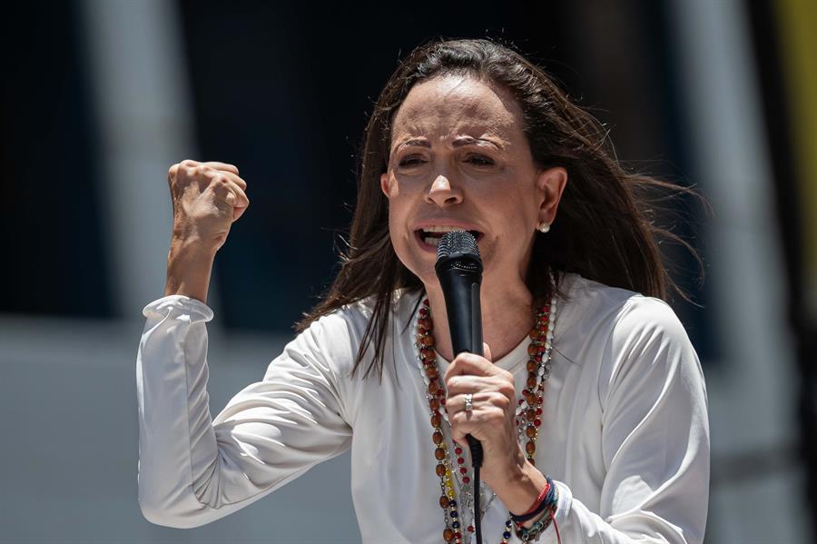 Hoy hemos obtenido otra gran victoria más. ¡Avanzamos! Los venezolanos agradecemos a cada uno de los diputados de los distintos partidos que votaron a favor de la soberanía popular, la democracia, la verdad y la libertad" en Venezuela, expresó Machado