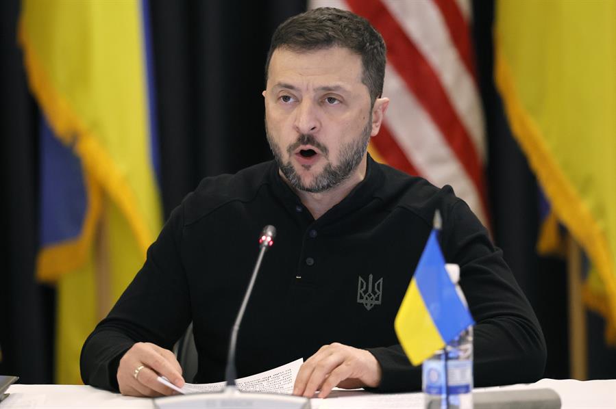 El presidente de Ucrania, Volodímir Zelenski, había llegado este viernes a la base aérea de Ramstein con un objetivo prioritario que no ha conseguido: el permiso de sus principales aliados para que el Ejército ucraniano pudiera golpear con armamento de largo alcance occidental objetivos militares situados en Rusia.