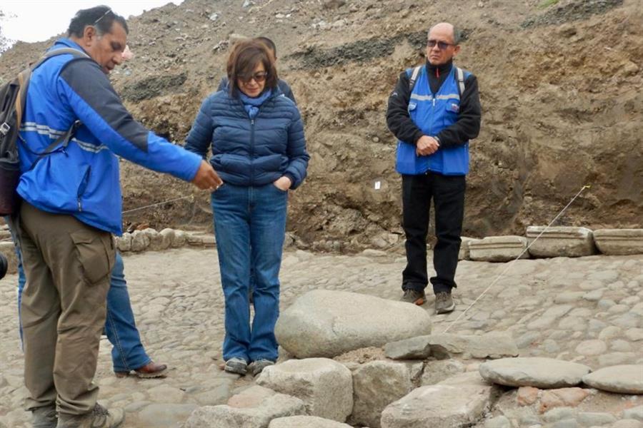 Fotografía cedida por el Instituto Nacional de Patrimonio y Cultura (INPC) de personal observando los restos hallados de la antigua ciudad de Riobamba, este martes, en Quito (Ecuador). El INPC de Ecuador reveló que se han hallado objetos y estructuras de la ciudad de Riobamba, en el centro andino del país, que actualmente se erige sobre las ruinas del enclave colonial que fuera sepultado por varios terremotos. EFE