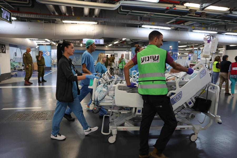 la provincia meridional de Nabatieh están registrando un "movimiento sin precedentes" de ambulancias de diversas organizaciones y actores sanitarios que se afanan en trasladar a decenas de heridos