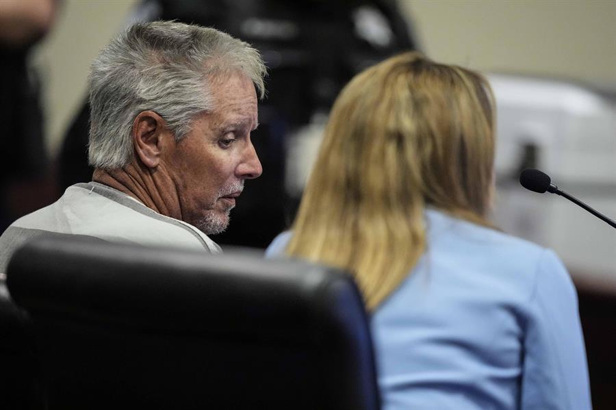 El joven Colt Gray, de 14 años, y su padre, Colin Gray, de 54 años, fueron acusados este viernes en un tribunal de Georgia por el tiroteo ocurrido el pasado miércoles en una escuela secundaria de Winder, en Georgia
