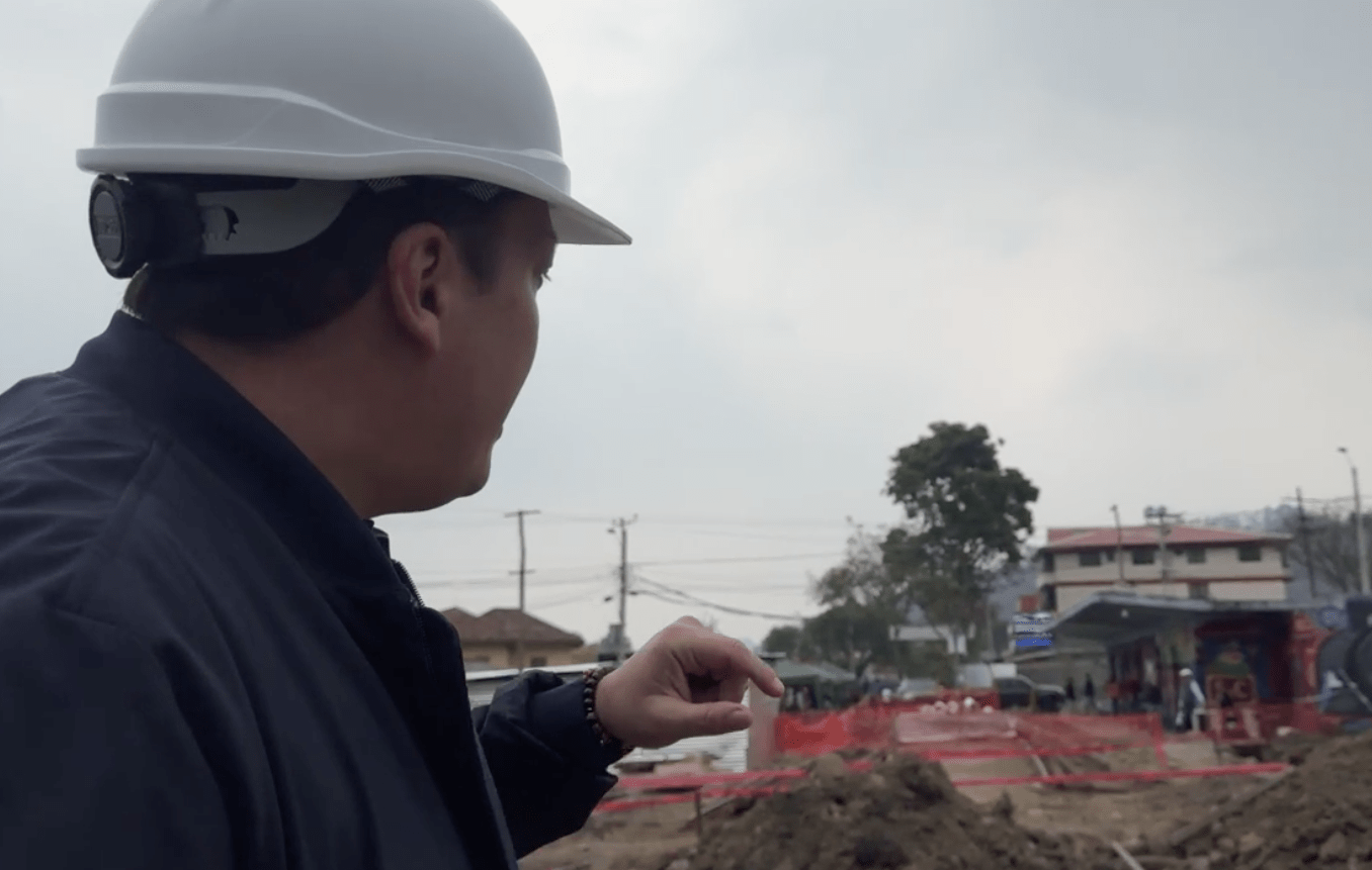 El alcalde Cristian Zamora mostró una de las cámaras que estaría conectada a su despacho para vigilar las obras. /Cortesía