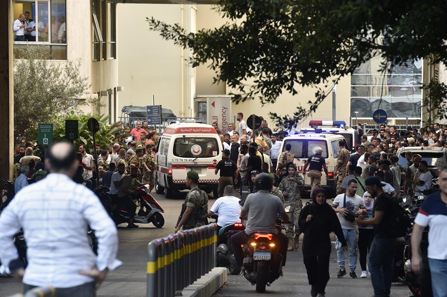 Al menos ocho personas murieron este martes y más de 2.800 resultaron heridas, unas 200 de ellas de gravedad, por la explosión en cadena de buscapersonas o mensáfonos que estaban en manos de miembros del grupo chií libanés Hizbulá en varios puntos del Líbano, informó el Ministerio de Salud Pública.- EFE