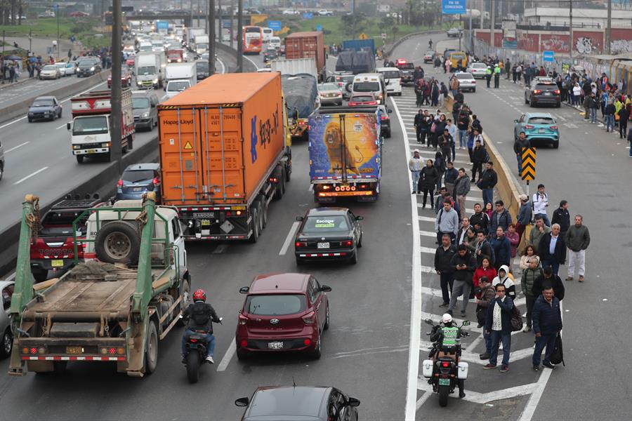 Las empresas de transporte público de Lima Metropolitana acatarán este jueves una paralización organizada para protestar por las extorsiones y los ataques contra sus asociados, que han dejado al menos tres muertos en las últimas semanas. EFE